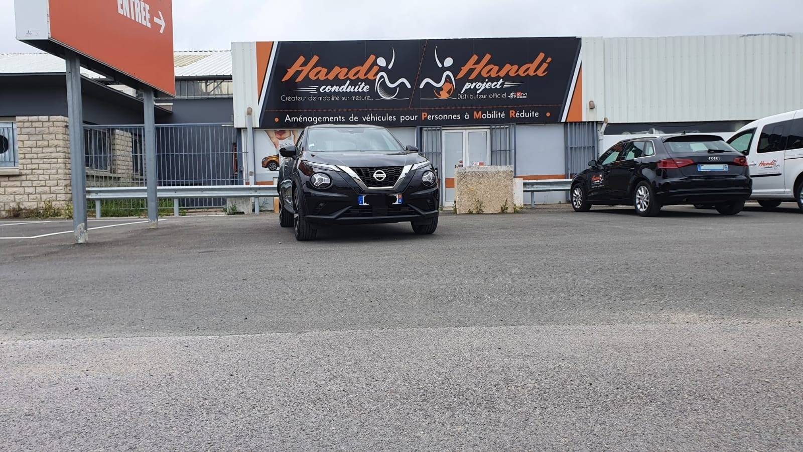 Adaptation du poste de conduite pour personne hémiplégique droit sur Nissan Juke par Handi Conduite à Montpellier
