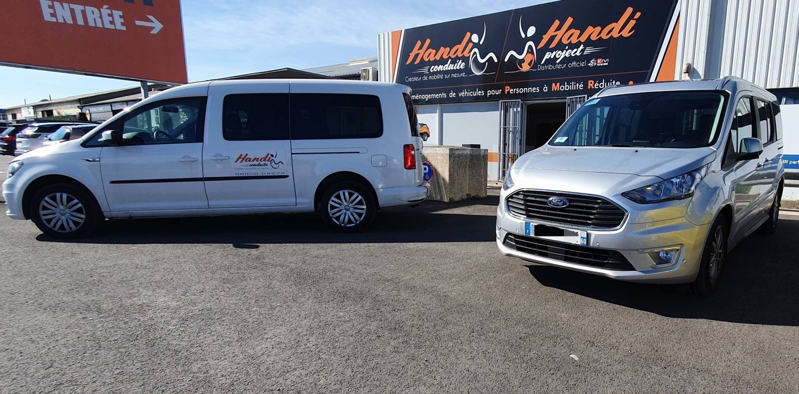 Soulève personne électrique sur Ford Tourneo pour transfert PMR dans l'Hérault par Handi Conduite