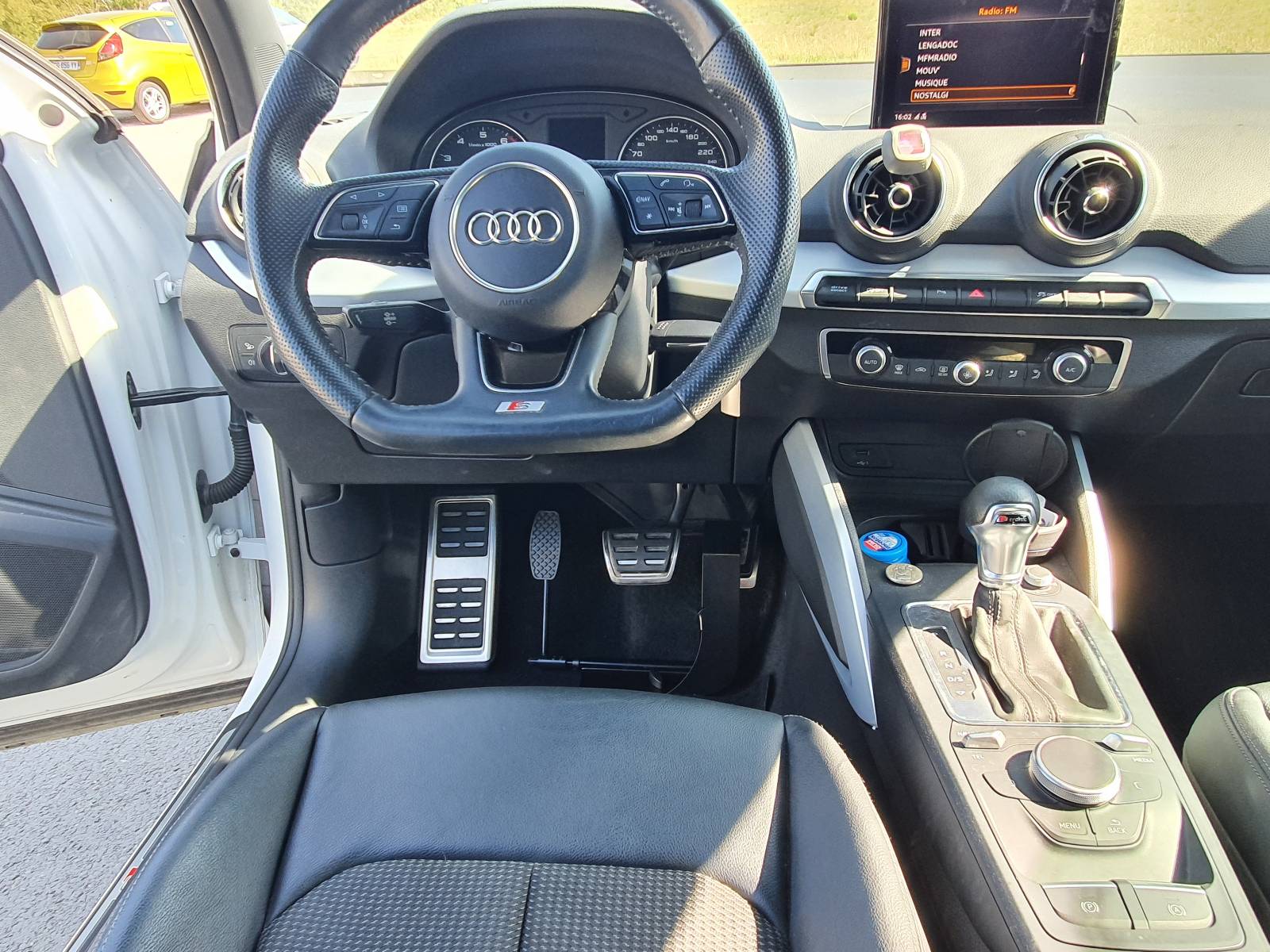 Inversion de pédale d'accélérateur à gauche à cale pied pour personne handicapée sur Audi Q2 à Montpellier par Handi Conduite