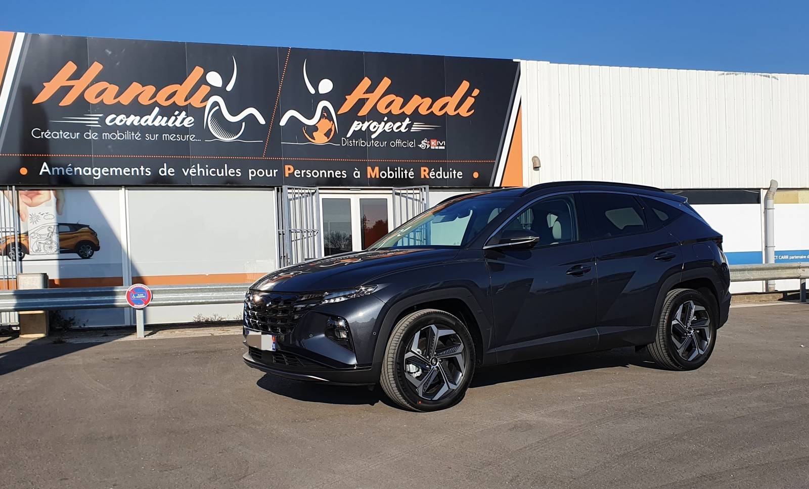 Adaptation poste de conduite pour personne handicapée avec accélérateur par manettes électroniques au volant et levier de frein à baisser sur Hyundai Tucson Montpellier Hérault Handi Conduite