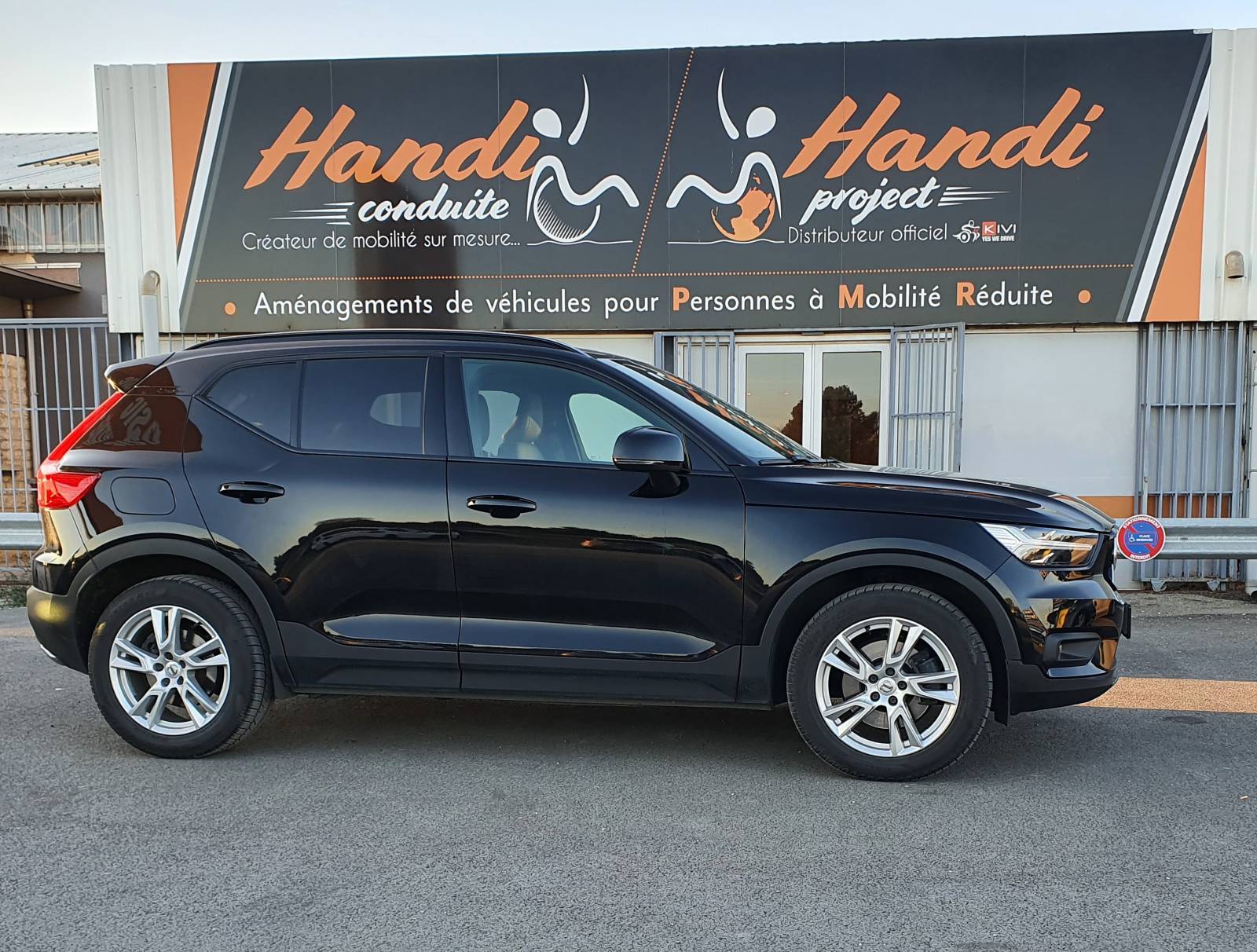 Véhicule adaptée pour conduite handi, Hérault Montpelllier avec accélérateur par cercle derrière le volant à tirer et levier de frein à baisser par Handi Conduite