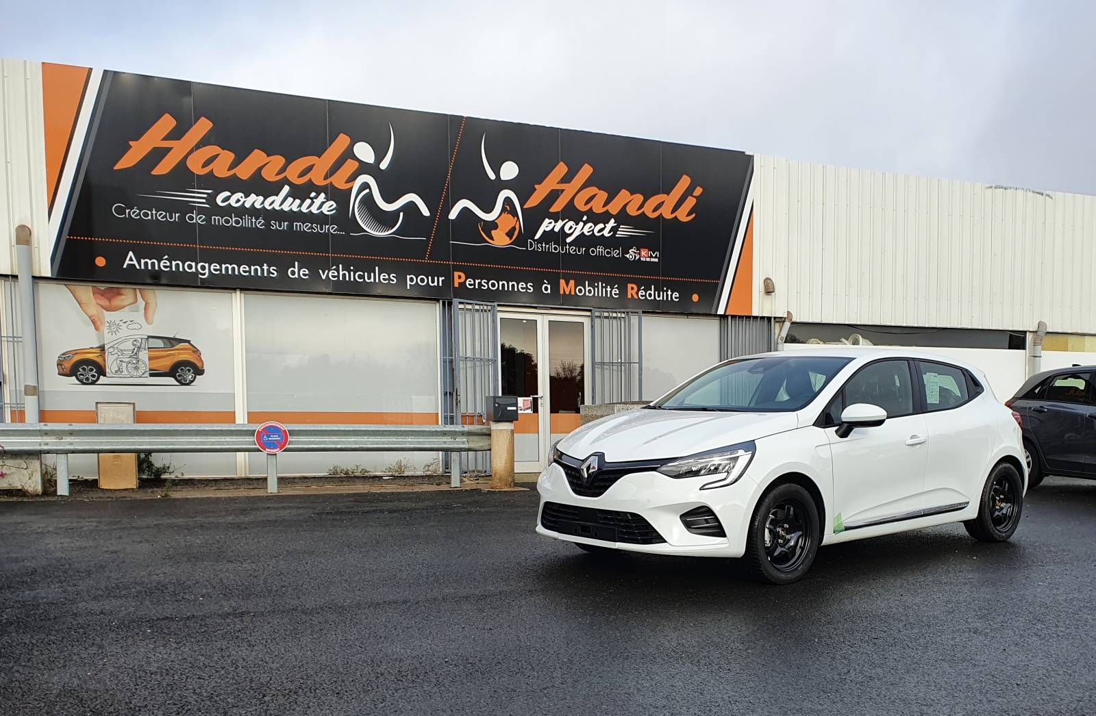 Aménagement poste de conduite handicap sur Clio Hybride avec cercle accélérateur sous volant K5 et levier de frein à baisser Lf 901 à Handi Conduite Montpellier