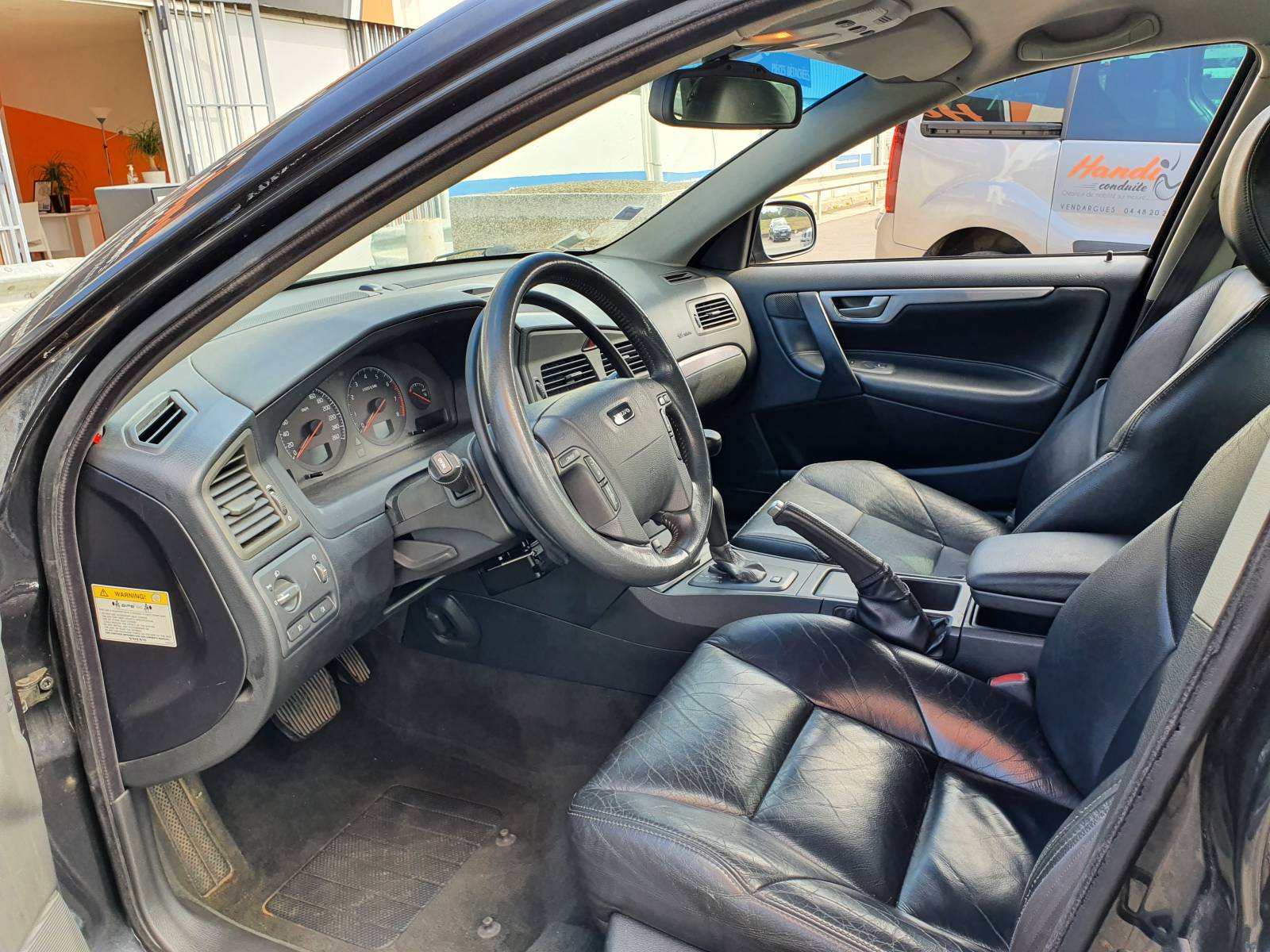 Adaptation poste de conduite avec accélérateur par cercle sous volant et levier de frein à baisser sur Montpellier par Handi Conduite