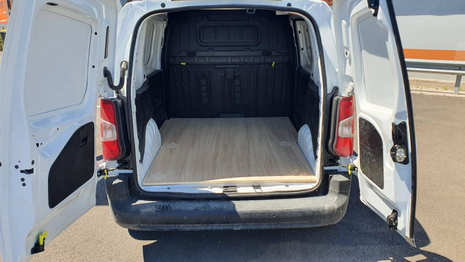 Habillage intérieur plancher en bois sur véhicule utilitaire par Handi Conduite dans l'Hérault