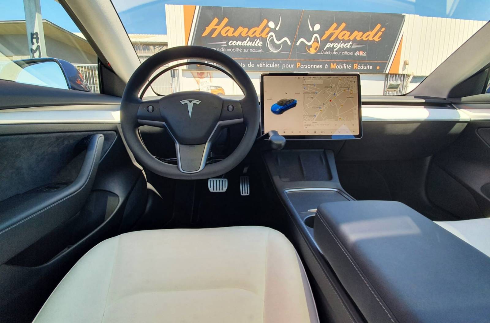 Cercle accélérateur sous volant exclusivement à pousser réalisé sur mesure  et levier de frein à baisser sur Tesla model 3 à Montpellier - Aménagement  et adaptation de voiture PMR dans l'Hérault 