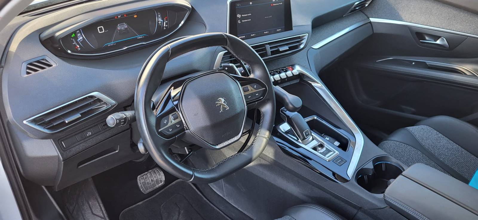 Conduite handicap; accélérateur frein au volant pour conduite à la main sur Peugeot 3008, cercle sous volant à tirer et à pousser et levier de frein à baisser par Handi Conduite