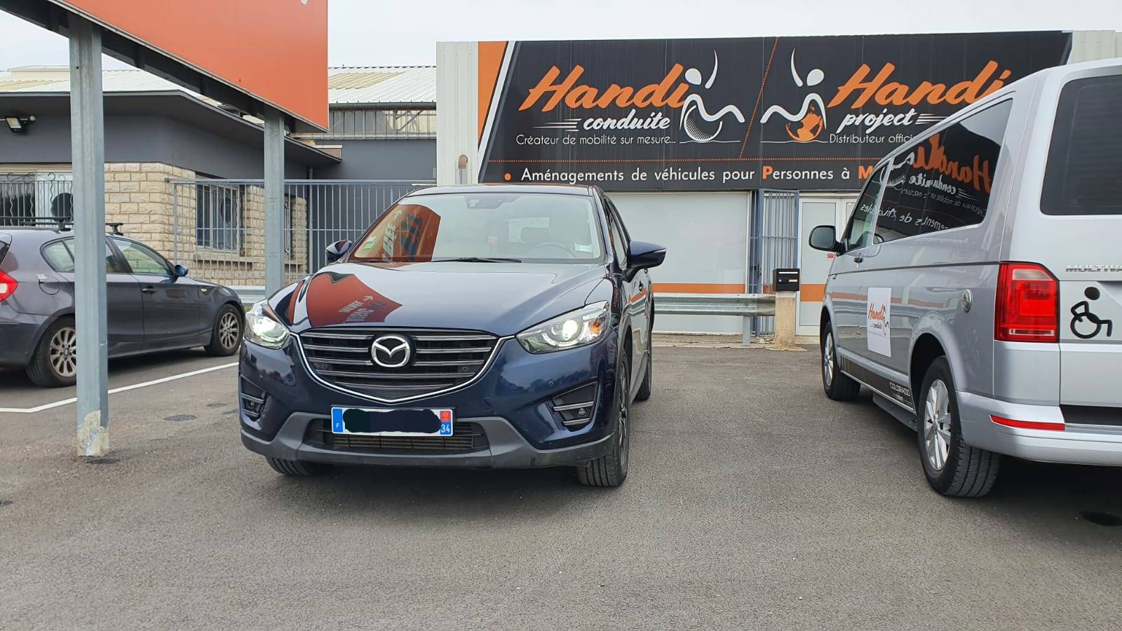 Mazda CX5 adapté avec solution d'aide à la conduite d'une personne hémiplégique avec télécommande multifonctions Joy Control par Handi Conduite dans l'Hérault