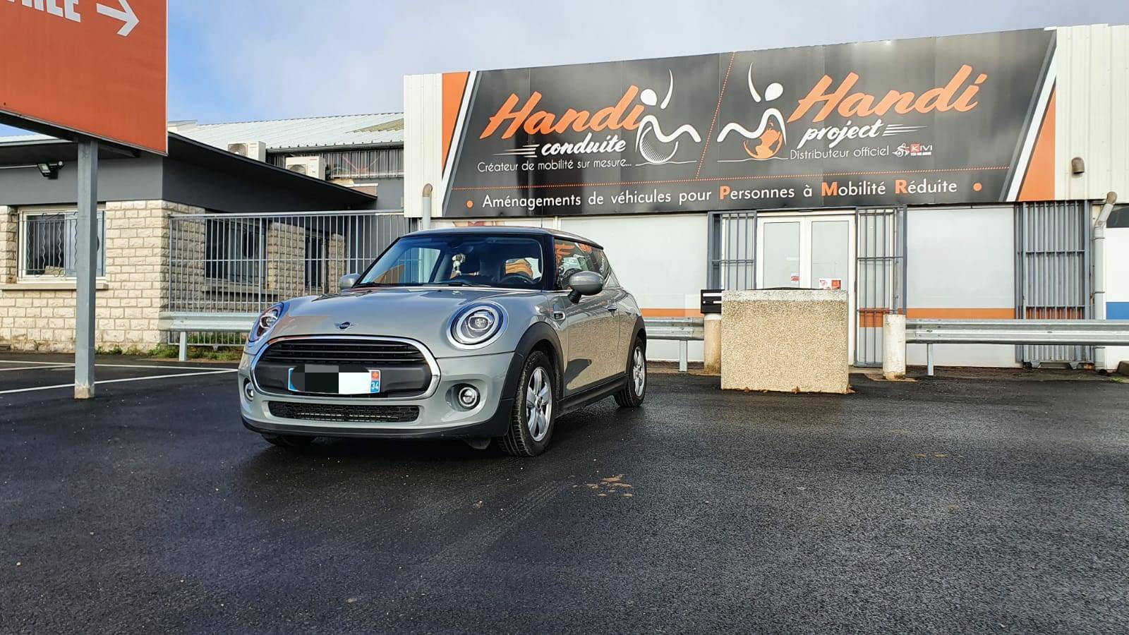 Rallonge de la pédale d'embrayage sur une Mini réalisée par Handi Conduite dans l'Hérault