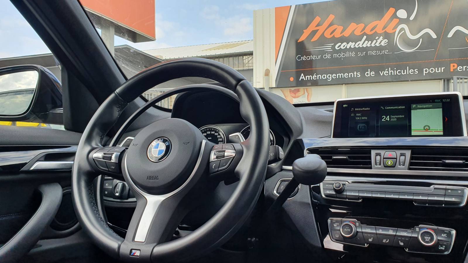 Adaptation du poste de conduite d'une BMW X1 réalisée par Handi Conduite dans l'Hérault