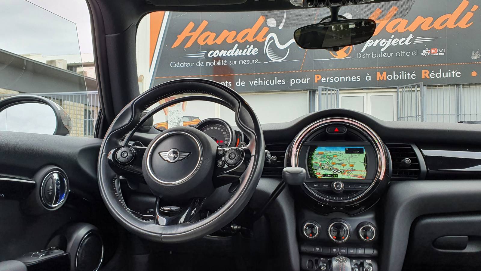 Accélérateur par cercle sous volant et levier de frein à baisser par Handi Conduite dans l'Hérault