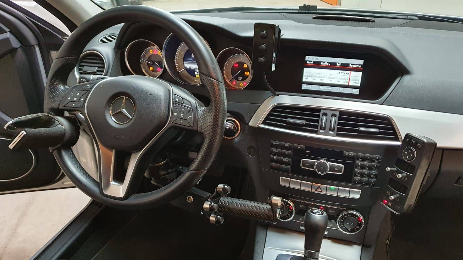 Aménagement du poste de conduite d'un véhicule pour conduite tétra avec un combiné accélérateur frein baisser pousser par Handi Conduite dans l'Hérault