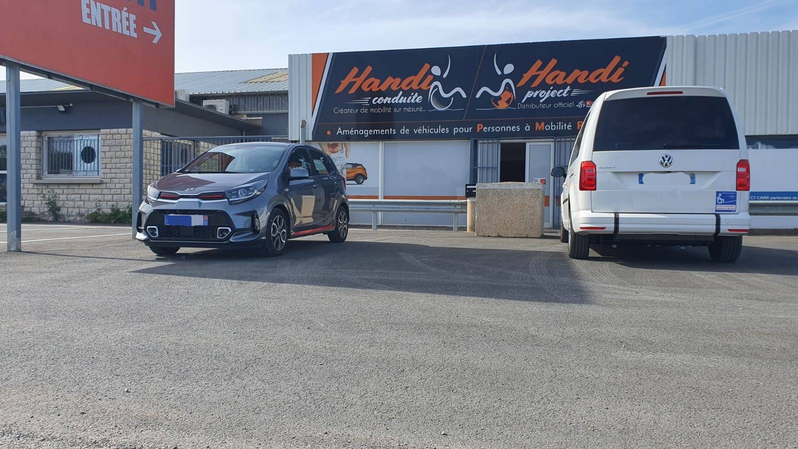 Aménagement pour la conduite d'une personne handicapée d'une Kia Picanto avec levier de frein manuel à baisser, par Handi Conduite dans l'Hérault