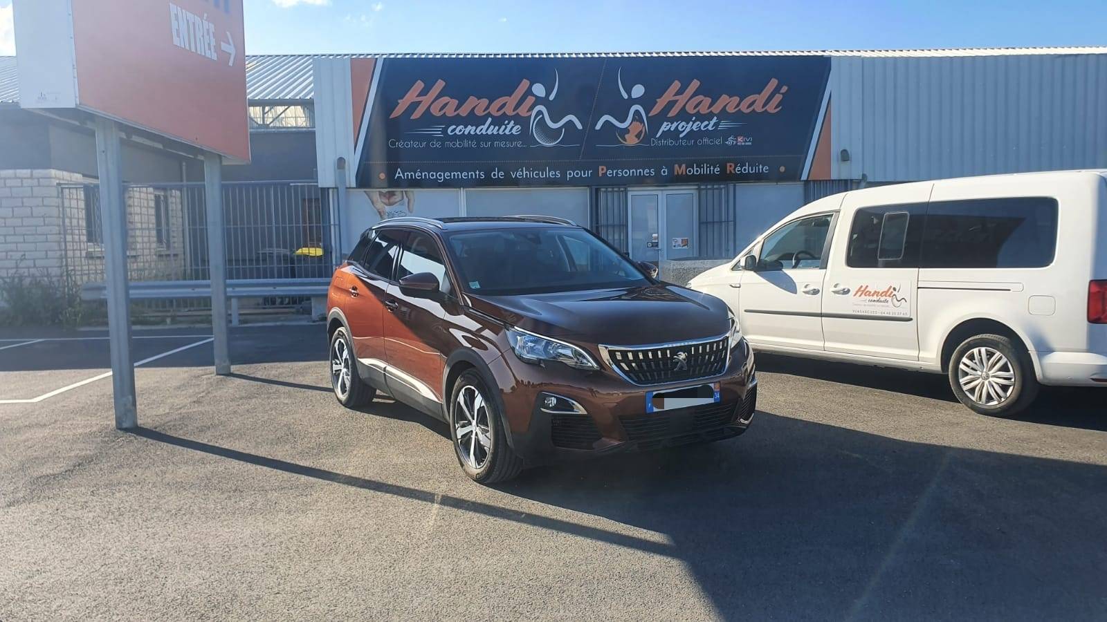 Adaptation poste de conduite d'une Peugeot 3008 avec cercle accélérateur sous volant K5 et levier de frein manuel à baisser Lf 901 par Handi Conduite à Montpellier