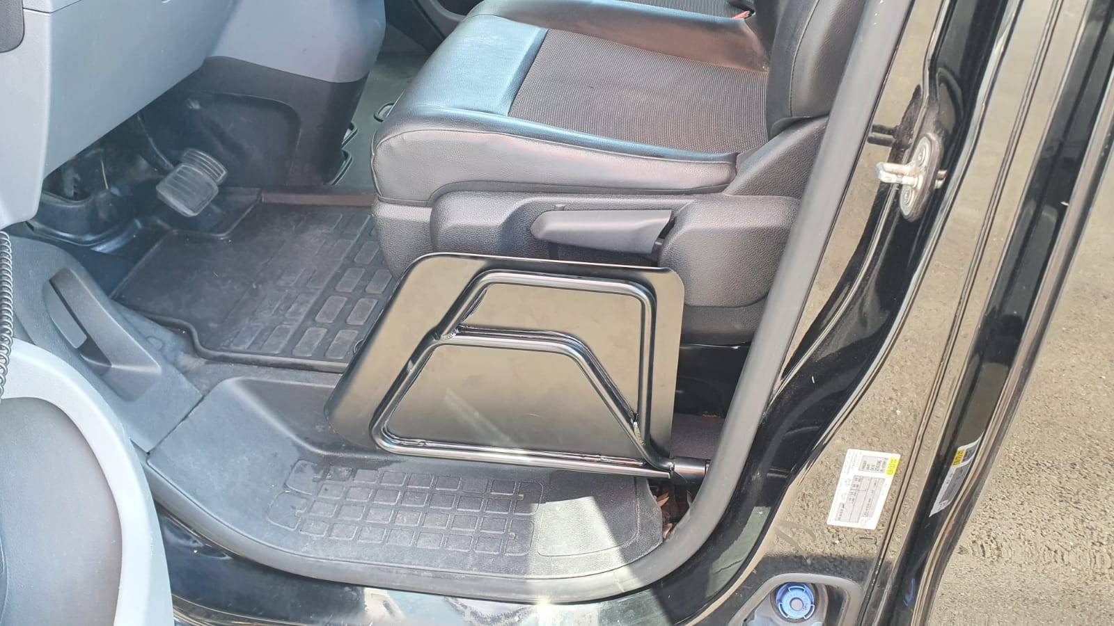 Adaptation d'un Citroën Jumpy pour le retour à l'autonomie d'une personne handicapée avec cercle accélérateur sous volant, levier de frein manuel à baisser et planche de transfert électrique par Handi Conduite dans l'Hérault