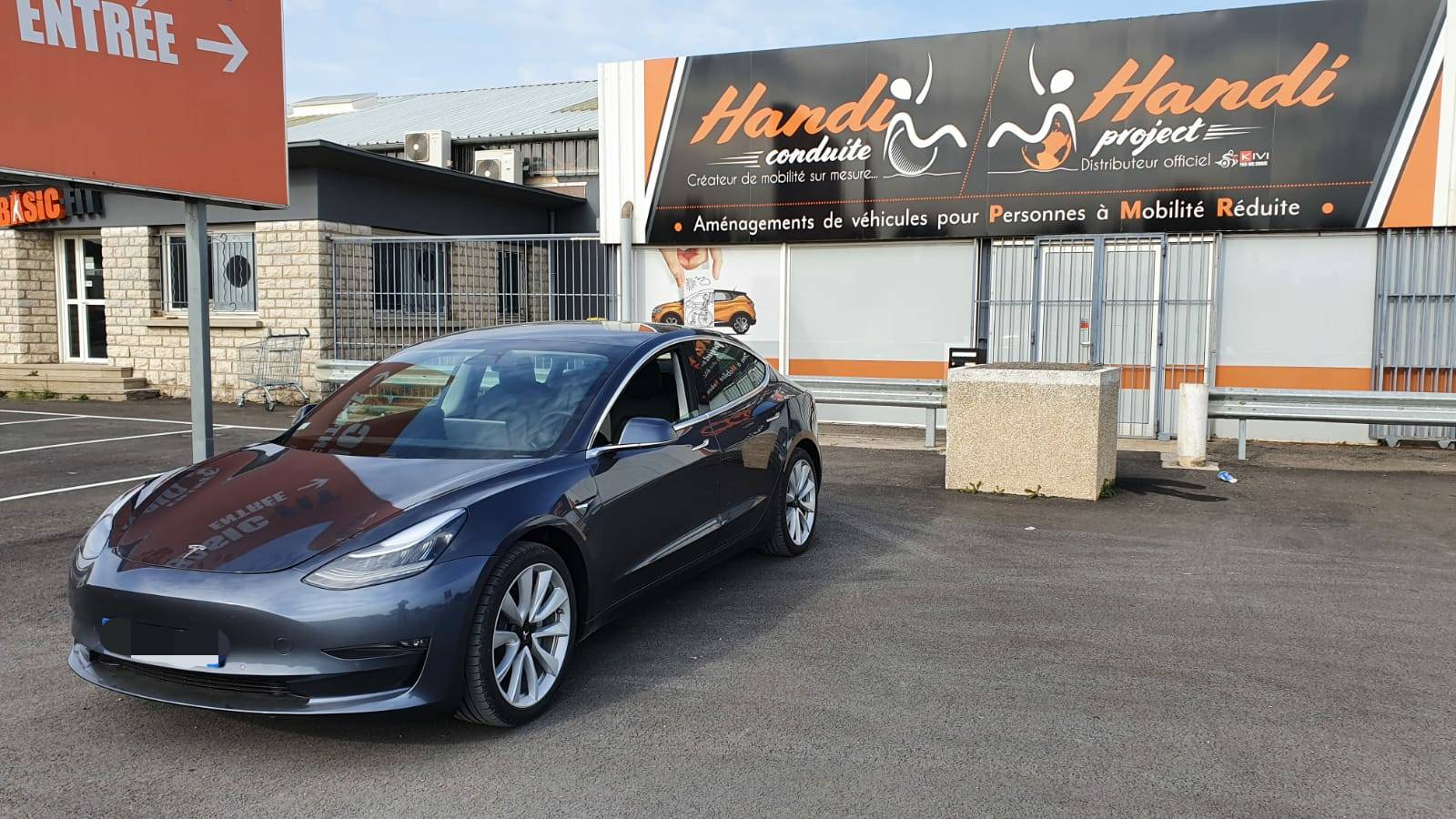 Adaptation conduite tétra sur Tesla model 3 par Handi Conduite dans l'Hérault