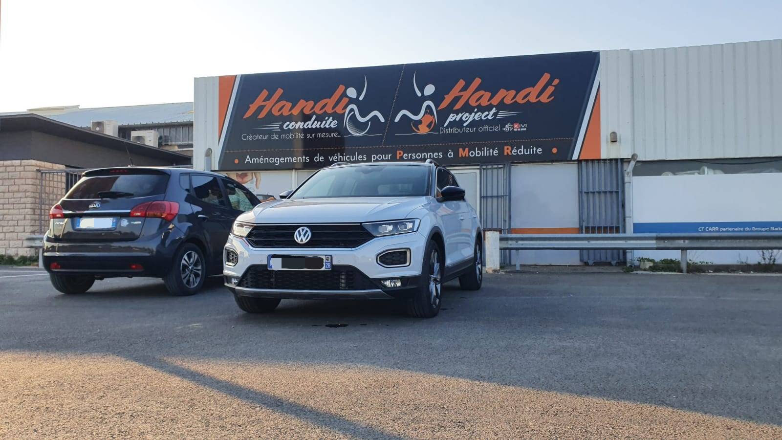 Véhicule adapté pour personne handicapée avec cercle accélérateur sous volant et levier de frein à baisser au poste de conduite par Handi Conduite dans l'Hérault