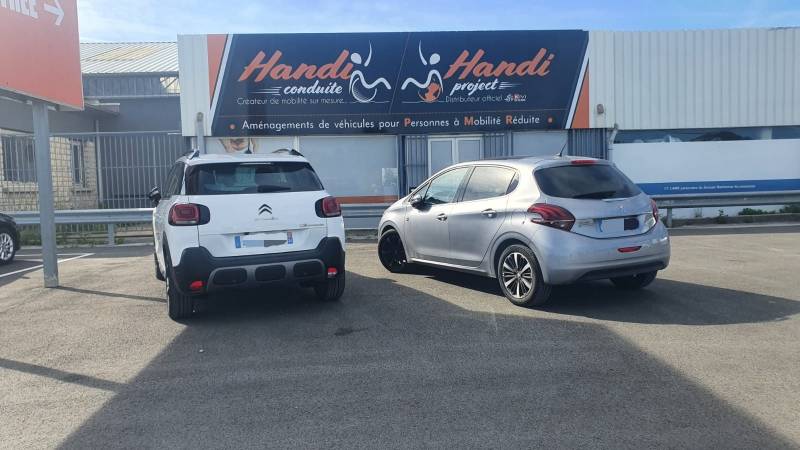 Aménagement d'aide à la conduite au volant pour personne handicapée dans l'Hérault par Handi Conduite