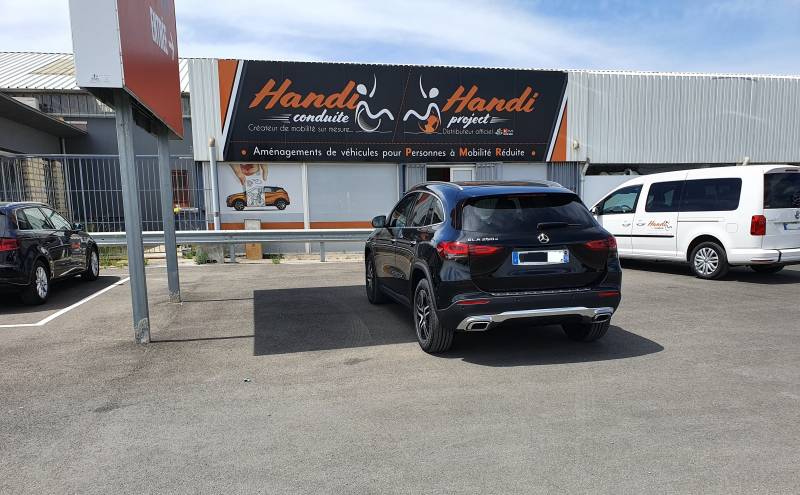 Adaptation poste de conduite pour personne handicapée sur une Mercedes GLA par Handi Conduite à Montpellier