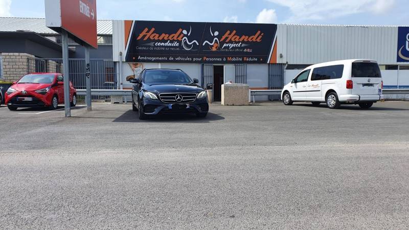 Aménagement poste de conduite Mercedes Classe E pour aide à la conduite d'une personne handicapée dans l'Hérault par Handi Conduite