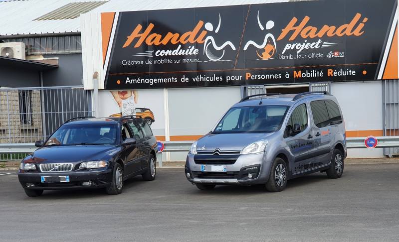 Adaptation poste de conduite avec accélérateur par cercle sous volant et levier de frein à baisser sur Montpellier par Handi Conduite