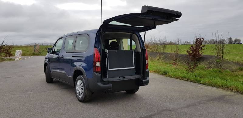 Peugeot RIfter Long modifié par Lenoir Handi Concept pour le TPMR, solution proposée par Handi Conduite à Arles - Gard