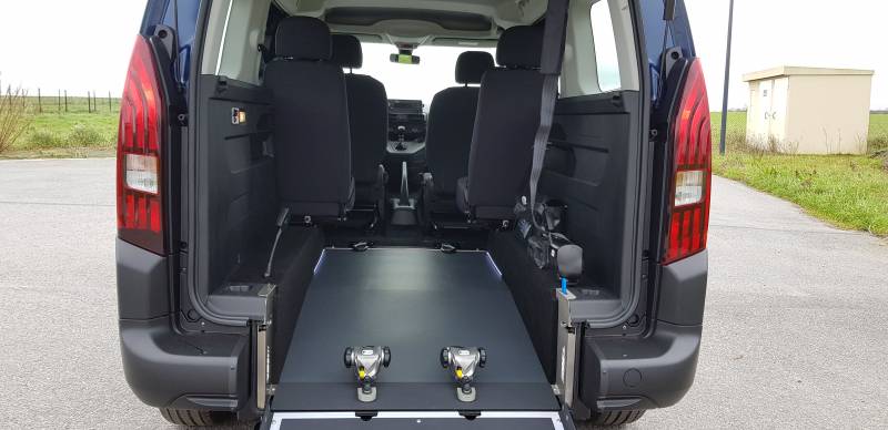 Transport d'une personne à mobilité réduite dans un Peugeot Rifter Long par Lenoir Handi Concept - Handi Conduite - Pertuis Vaucluse