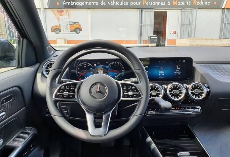 Mercedes GLA adapté pour conduite d'une personne à mobilité réduite avec un cercle accélérateur sous volant à tirer et levier de frein manuel à baisser par Handi Conduite à Montpellier