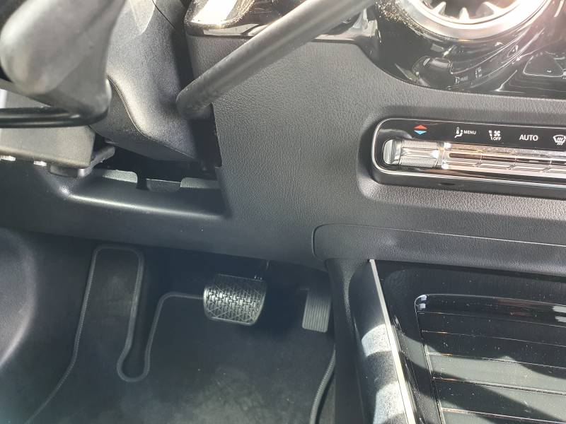 Cercle accélérateur sous volant en design easy fit et levier de frein à baisser, une aide à la conduite pour une personne en situation de handicap sur une Mercedes GLA par Handi Conduite à Montpellier