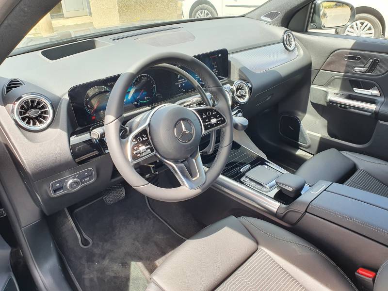 Poste de conduite adapté pour personne à mobilité réduite avec cercle accélérateur sous volant à tirer et levier de frein manuel à baisser sur Mercedes GLA par Handi Conduite dans l'Hérault