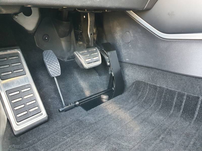 Pédale à gauche à cale pied pour personne en situation de handicap sur Audi Q2 à Handi Conduite à Montpellier