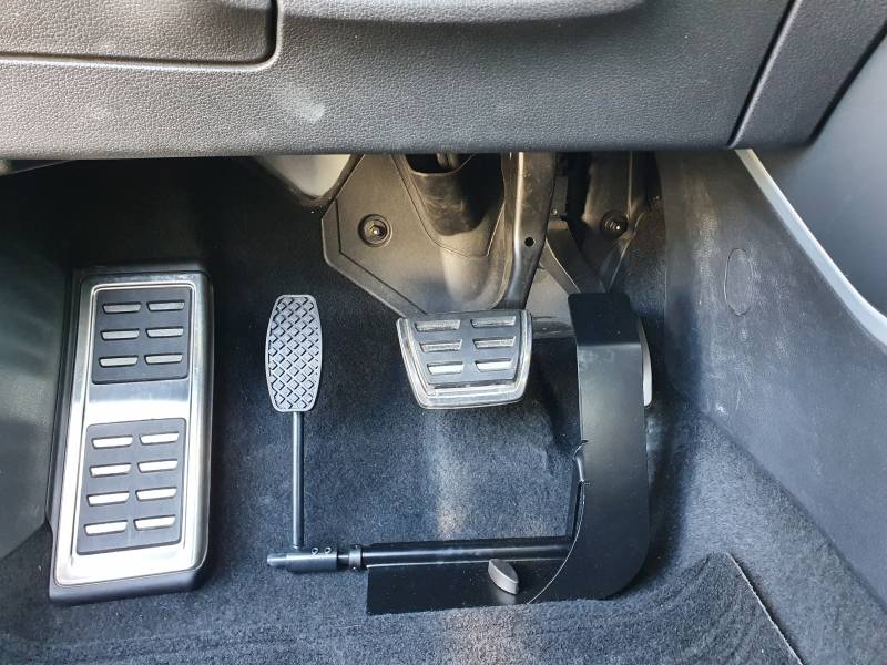 Inversion de pédale à gauche avec cale pied, une adaptation de conduite pour personne en situation de handicap sur Montpellier par Handi Conduite