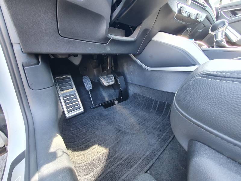 Adaptation pédale d'accélérateur à gauche à cale pied pour personne en situation de handicap sur Montpellier par Handi Conduite