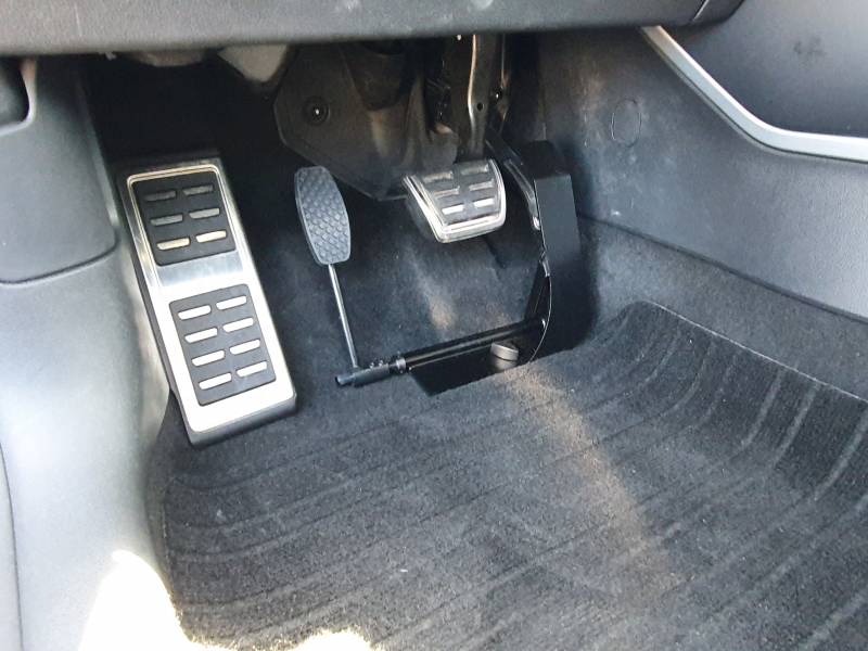Pédale à gauche pour conduite d'une personne hémiplégique droit sur Montpellier par Handi Conduite