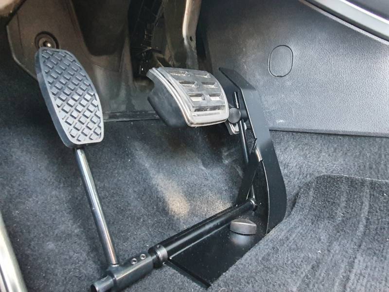 Aménagement de conduite pour hémiplégique droit avec inversion de pédale d'accélérateur à gauche sur Audi Q2 par Handi Conduite à Montpellier