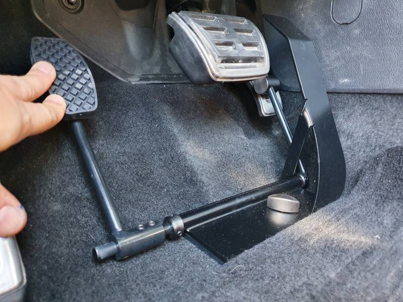 Pédale d'accélérateur à gauche pour perte de mobilité partielle membre inférieur droit sur Audi Q2 par Handi Conduite à Montpellier