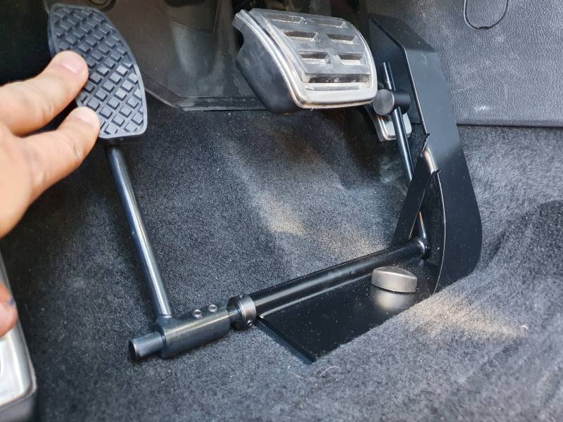 Inversion de pédale d'accélérateur à gauche pour personne à mobilité réduite dans l'Hérault par Handi Conduite