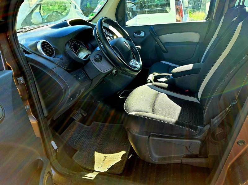 Renault Kangoo à vendre avec cercle accélérateur sous volant et levier de frein à baisser dans l'Hérault par Handi Conduite