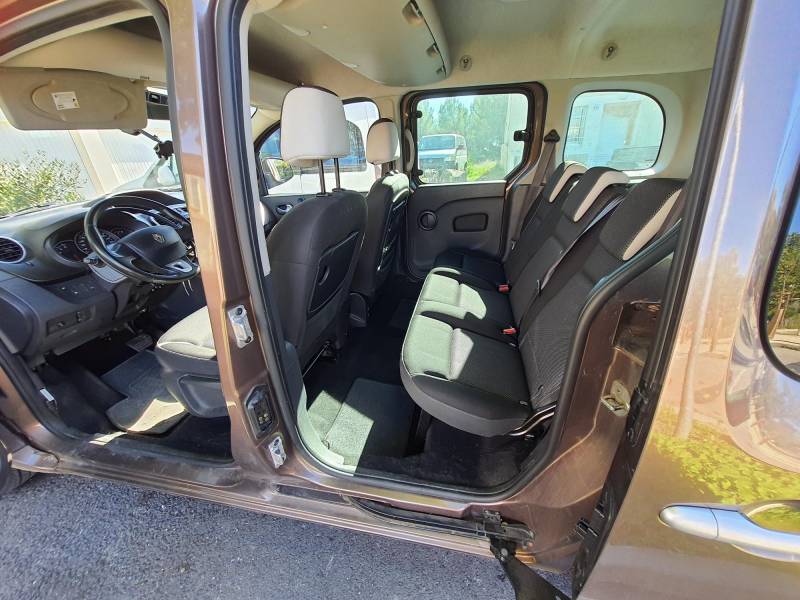 Occasion Renault Kangoo à vendre avec poste de conduite aménagé pour personne à mobilité réduite dans l'Hérault
