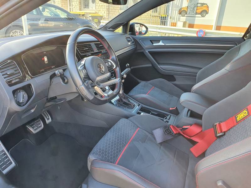 Combiné accélérateur frein au volant RT 12 et harnais de maintien 3 points, une adaptation du poste de conduite pour tétra sur une Golf 7 par Handi Conduite à Montpellier dans l'Hérault 34