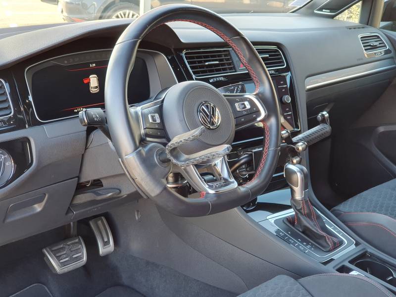 Accélérateur frein au volant, aménagement d'une Golf 7 pour conduite tétra avec combiné baisser pousser et harnais de maintien 3 points par Handi Conduite à Montpellier 34