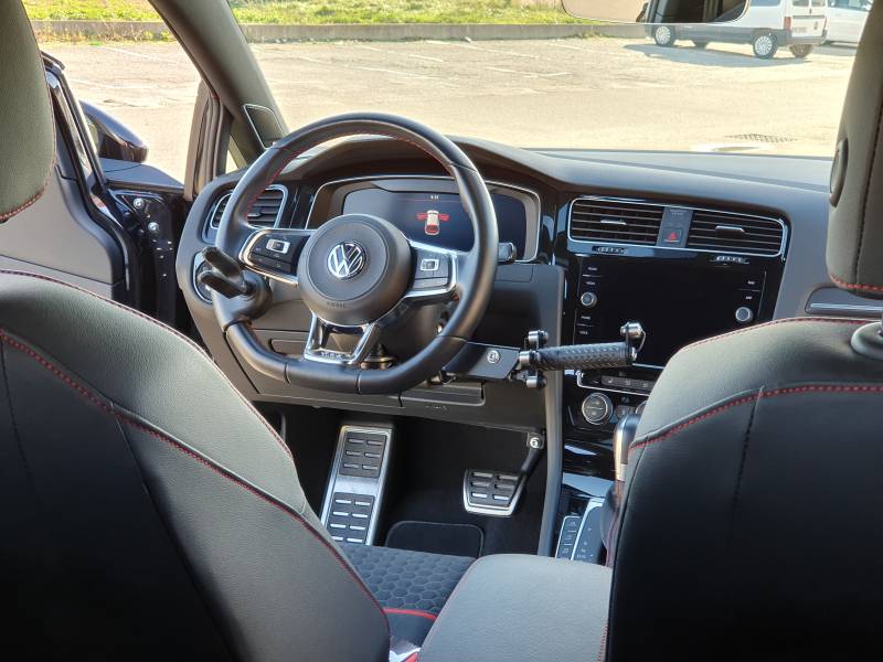 Accélérateur frein au volant, combiné baisser pousser au poste de conduite d'une Golf 7, solution d'aide à la conduite tétra par Handi Conduite à Montpellier