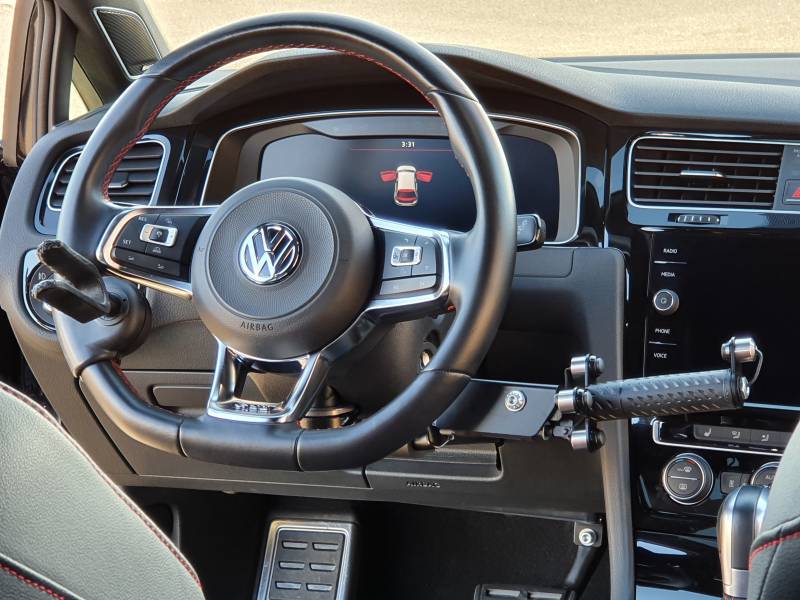 Conduite tétra avec baisser pousser, accélérateur frein au volant et installation d'un harnais de maintien 3 points sur une Golf 7 par Handi Conduite dans l'Hérault à Montpellier