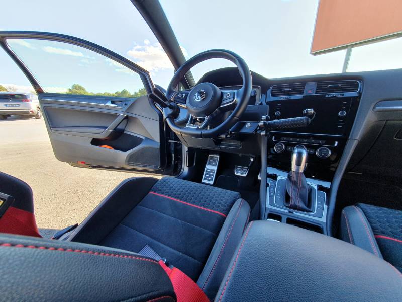 Poste de conduite tétra, baisser pousser au volant  pour accélérer et freiner d'une main sur une Golf 7, une solution d'aide pour la conduite tétra par Handi Conduite dans l'Hérault