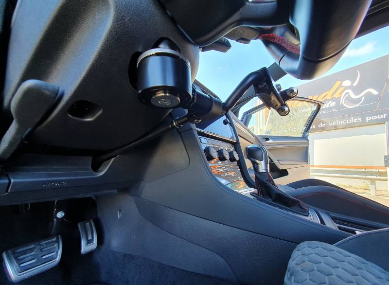 Poste de conduite adapté tétra avec baisser pousser accélérateur frein au volant  sur une Golf 7 et harnais de maintien par Handi Conduite à Montpellier