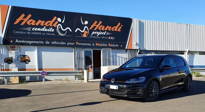 Conduite tétra sur Golf 7 avec poste de conduite adapté baisser pousser RT 12 et harnais de maintien par Handi Conduite à Montpellier dans l'Hérault 34