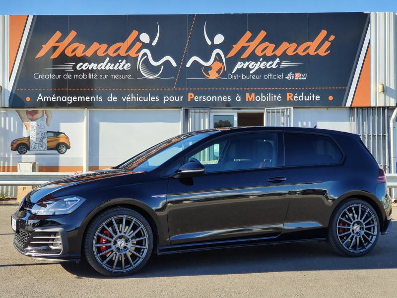 Poste de conduite aménagé PMR pour conduite tétra avec combiné accélérateur frein au volant  de type baisser pousser de Kivi et harnais de maintien 3 points, une solution d'aide à la conduite tétra par Handi Conduite dans l'Hérault à Montpellier