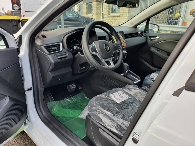 Adapter un cercle accélérateur sous volant à tirer et à pousser et un levier de frein à baisser pour une conduite d'une personne en situation de handicap sur une Clio Hybride à Montpellier dans l'Hérault par Handi Conduite