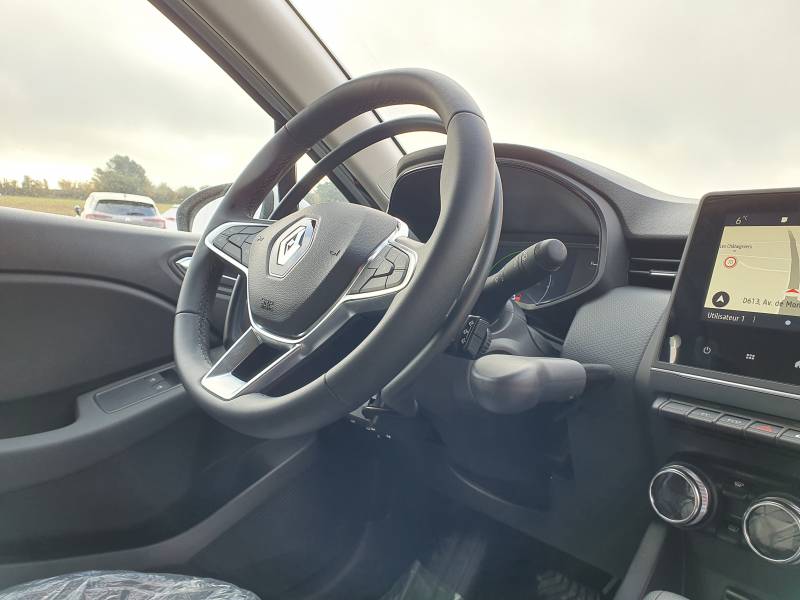 Accélérateur par cercle derrière le volant et levier de frein à baisser pour adaptation handicap sur une Clio Hybride à Montpellier, dans l'Hérault par Handi Conduite