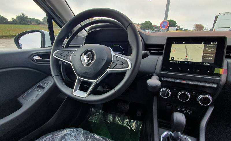 Cercle accélérateur à pousser et à tirer à double course K5 de Kivi et levier de frein Lf 901 de Kivi pour aménagement PMR conduite handicap sur Clio hybride dans l'Hérault à Montpellier par Handi Conduite