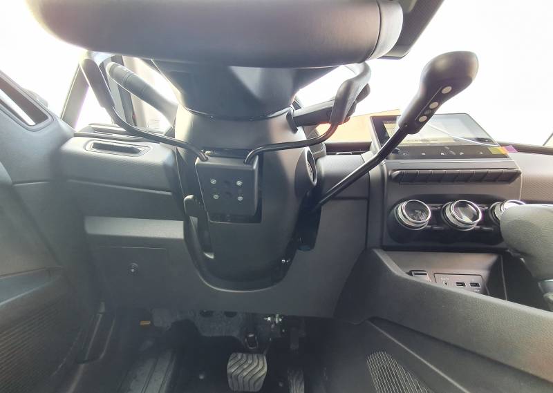 Conduite handicap - Accélérateur par cercle à pousser à tirer derrière le volant K5 de Kivi et levier de frein à baisser Lf 901 de Kivi, solution de conduite PMR sur Montpellier par Handi Conduite